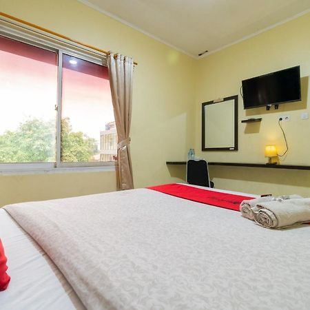 Hotel Reddoorz Near Tomang 2 Giacarta Esterno foto
