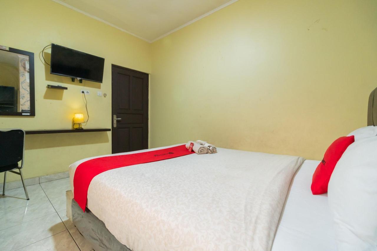 Hotel Reddoorz Near Tomang 2 Giacarta Esterno foto