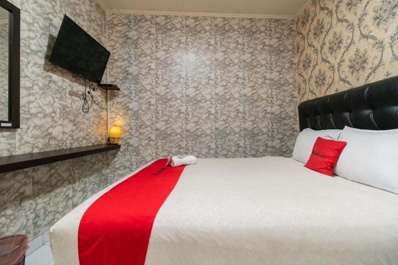 Hotel Reddoorz Near Tomang 2 Giacarta Esterno foto