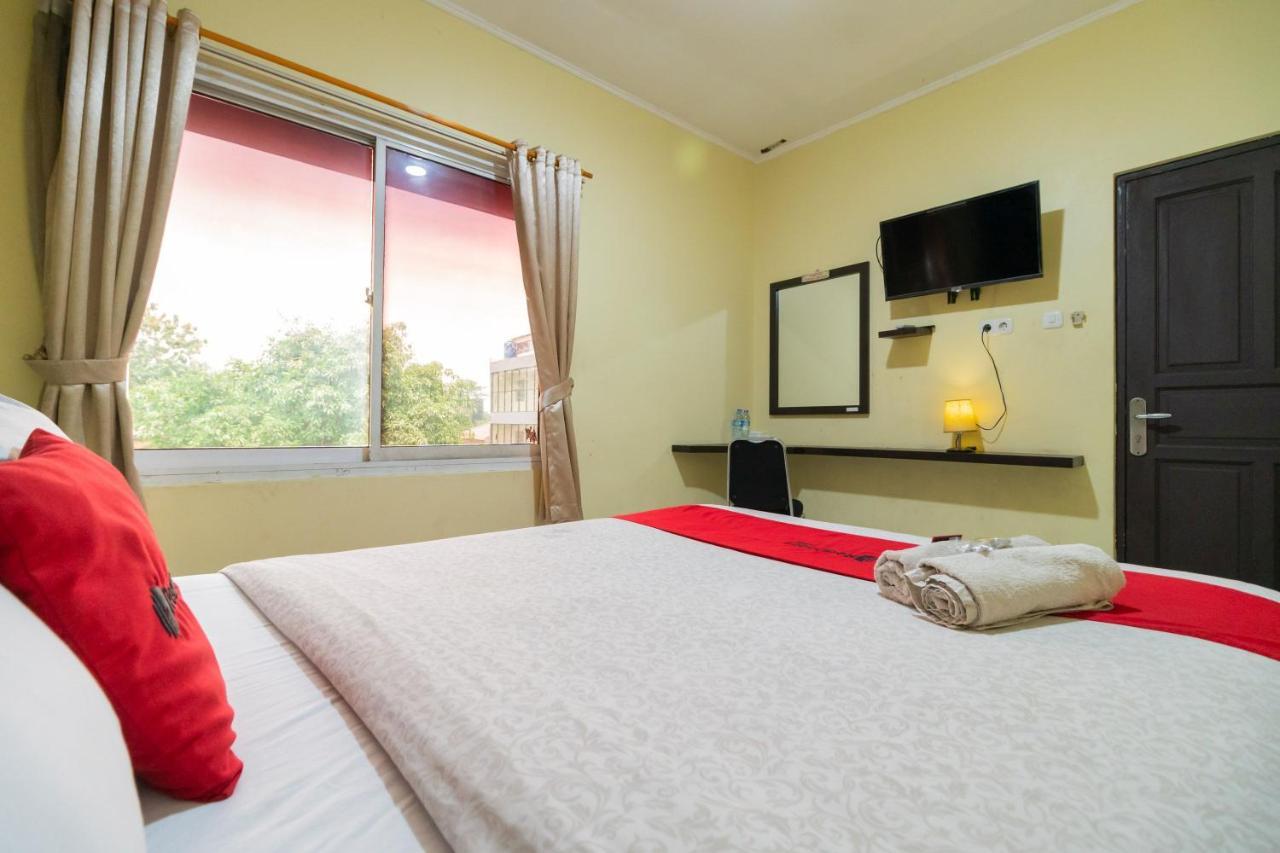 Hotel Reddoorz Near Tomang 2 Giacarta Esterno foto