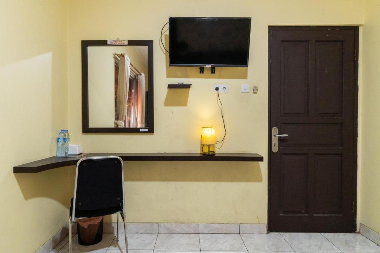 Hotel Reddoorz Near Tomang 2 Giacarta Esterno foto