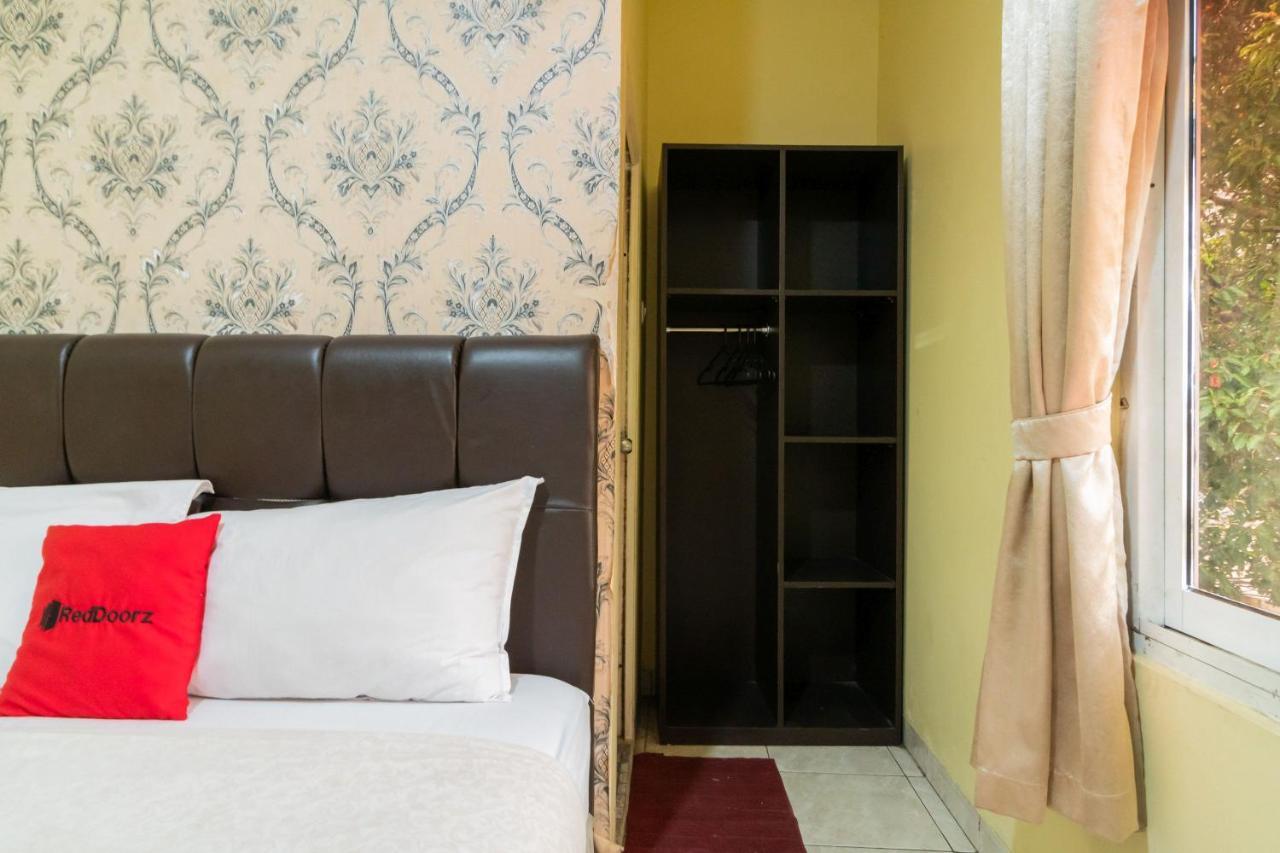 Hotel Reddoorz Near Tomang 2 Giacarta Esterno foto