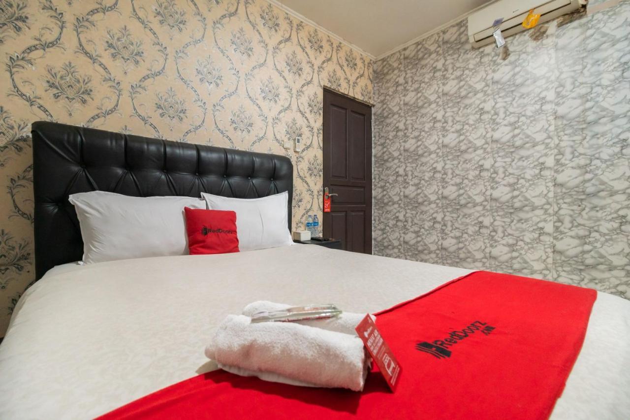Hotel Reddoorz Near Tomang 2 Giacarta Esterno foto