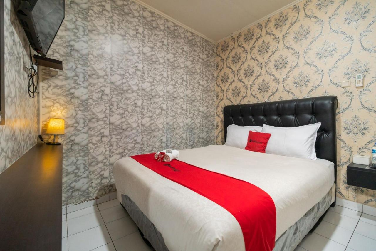 Hotel Reddoorz Near Tomang 2 Giacarta Esterno foto