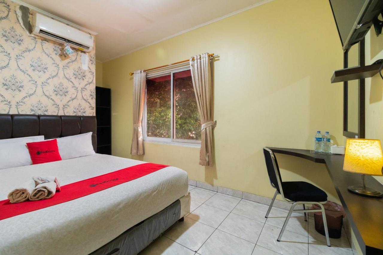 Hotel Reddoorz Near Tomang 2 Giacarta Esterno foto