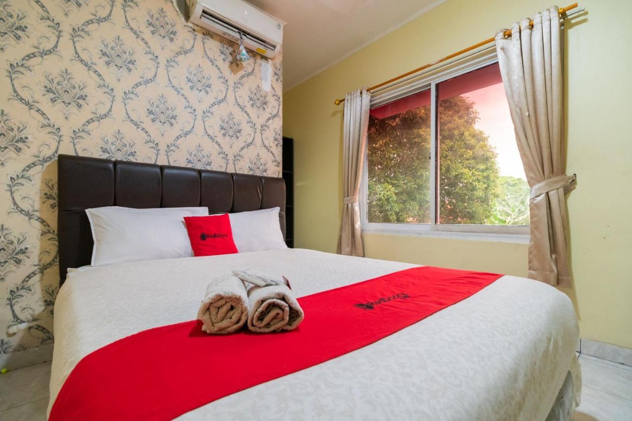 Hotel Reddoorz Near Tomang 2 Giacarta Esterno foto