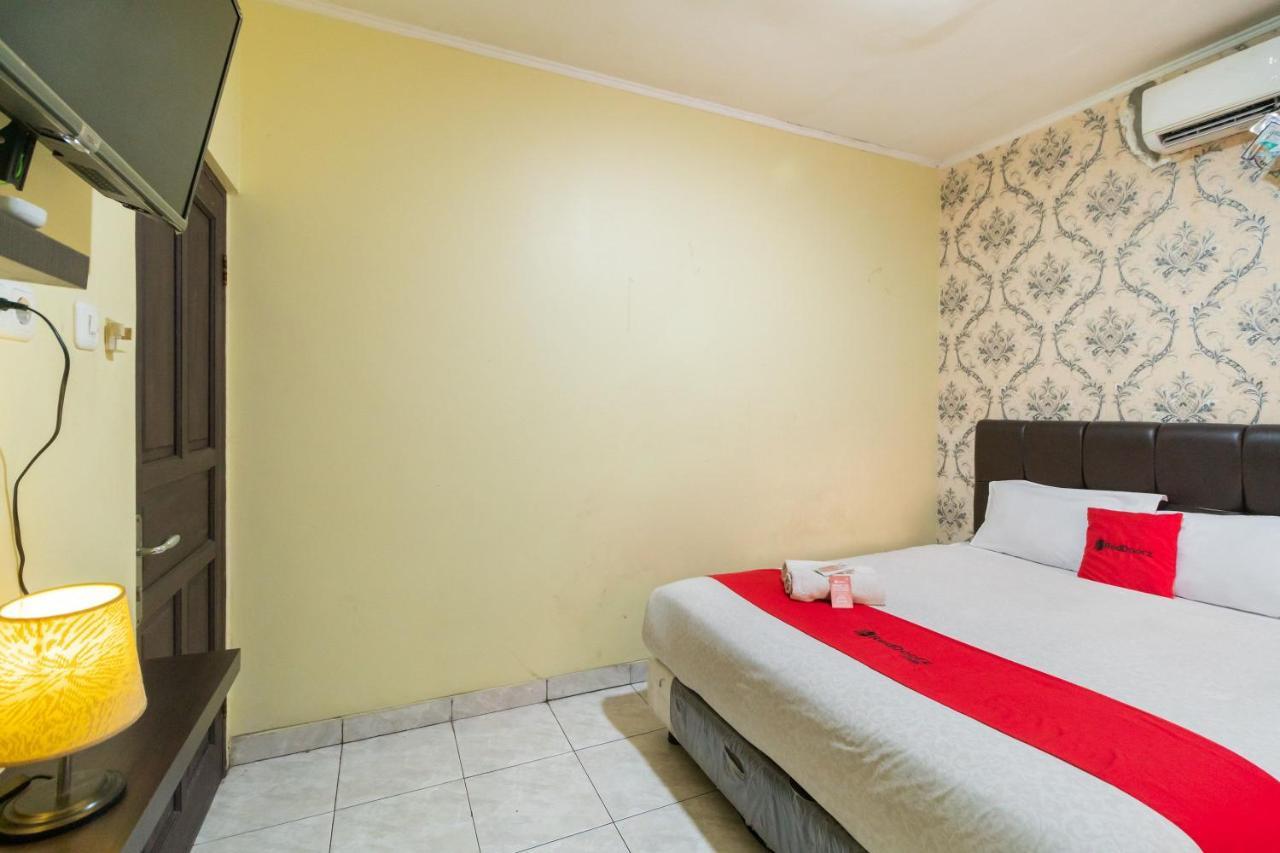 Hotel Reddoorz Near Tomang 2 Giacarta Esterno foto