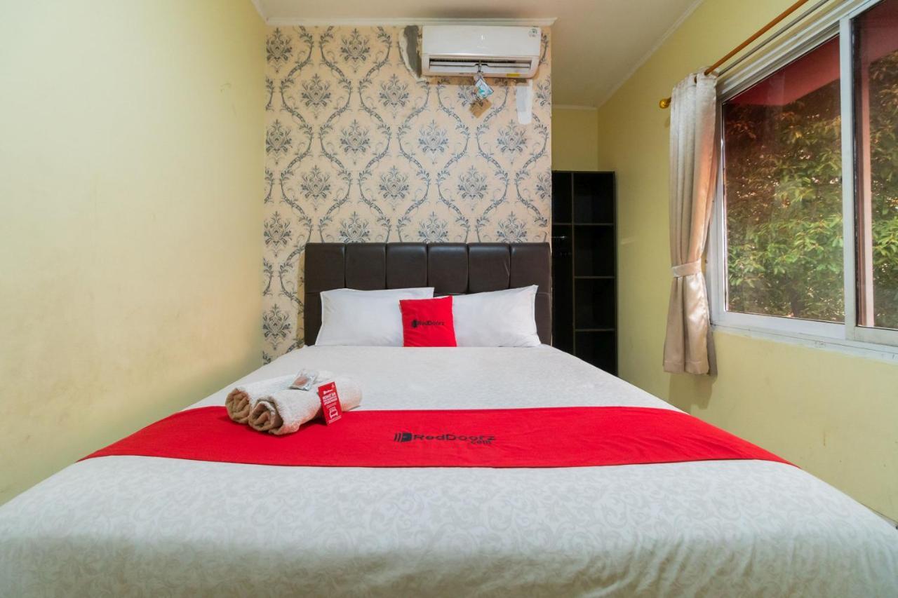 Hotel Reddoorz Near Tomang 2 Giacarta Esterno foto