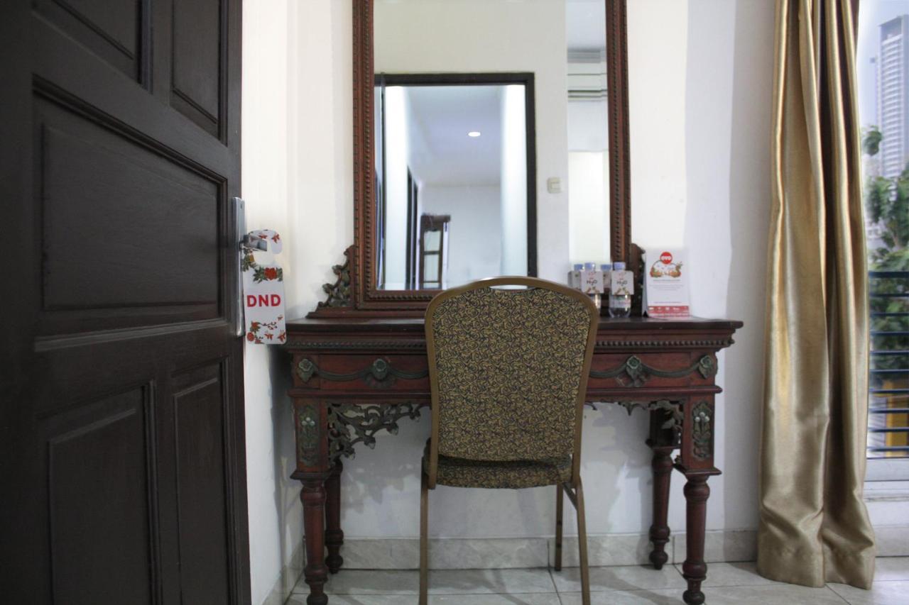 Hotel Reddoorz Near Tomang 2 Giacarta Esterno foto