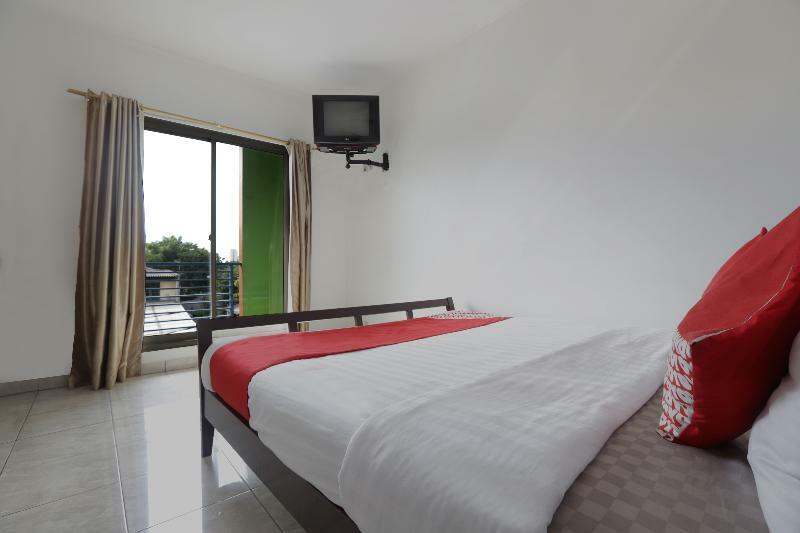 Hotel Reddoorz Near Tomang 2 Giacarta Esterno foto
