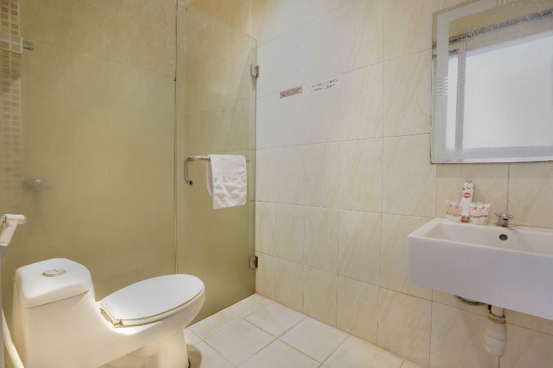 Hotel Reddoorz Near Tomang 2 Giacarta Esterno foto