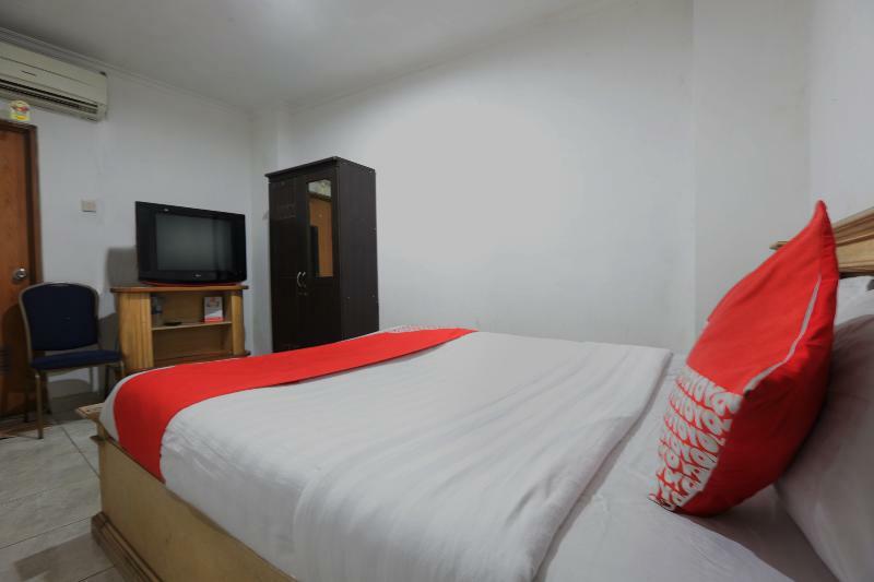 Hotel Reddoorz Near Tomang 2 Giacarta Esterno foto