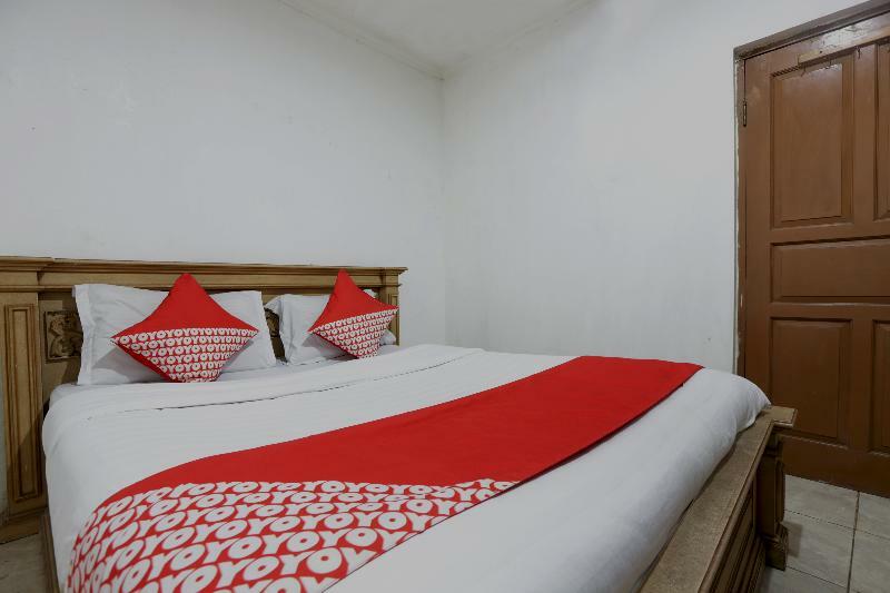 Hotel Reddoorz Near Tomang 2 Giacarta Esterno foto
